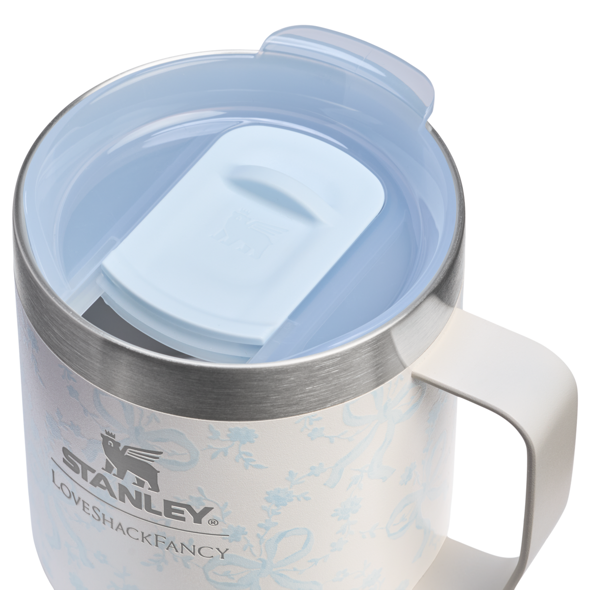 Stanley 1913 Stanley 1913 x LoveShackFancy Camp Mug Set 0.35L en Coquette Bow - Winter Ice | Tapa Detallado Ver