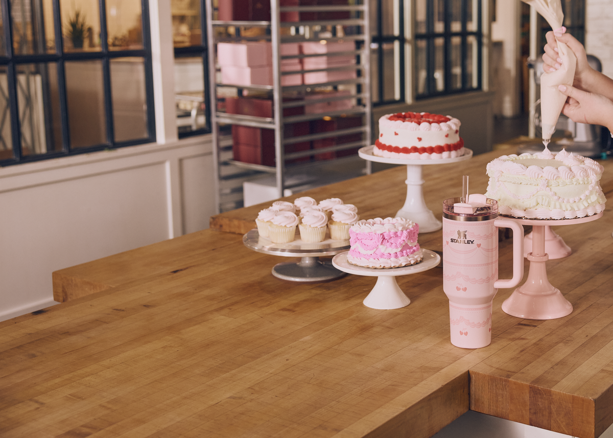 Stanley 1913 Quencher® H2.0 FlowState™ Tumbler 1.18L en Pink Velvet Cake | View 4
