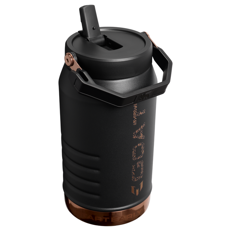 Stanley 1913 Messi x Stanley 1913 IceFlow™ Flip Straw Jug 1.9L in Messi GOAT Black | indietro Visualizza