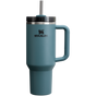Farbmuster für Stanley 1913 Quencher® H2.0 FlowState™ Tumbler 1.18L in Blue Spruce | Vorderseite Anzeigen