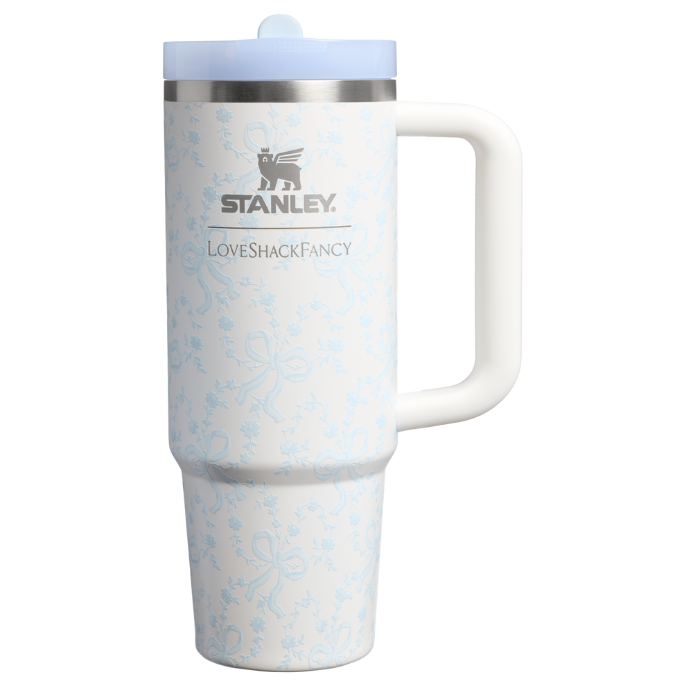 Stanley 1913 Stanley 1913 x LoveShackFancy Quencher® ProTour Tumbler 0.89L in Coquette Bow - Winter Ice | Voorkant Bekijken