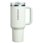 Farbmuster für Stanley 1913 Quencher® ProTour Flip Straw Tumbler 1.18L in Mist Rattan | Vorderseite Anzeigen