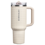 Farbmuster für Stanley 1913 Quencher® ProTour Flip Straw Tumbler 1.18L in Sahara Rattan | Vorderseite Anzeigen