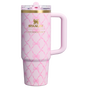 Kleurstaal voor Stanley 1913 Stanley 1913 x LoveShackFancy Quencher® ProTour Tumbler 0.89L in Baby Bow - Peppermint Pink | Voorkant Bekijken