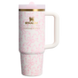 Kleurstaal voor Stanley 1913 Stanley 1913 x LoveShackFancy Quencher® ProTour Tumbler 0.89L in Coquette Bow - Chantilly | Voorkant Bekijken